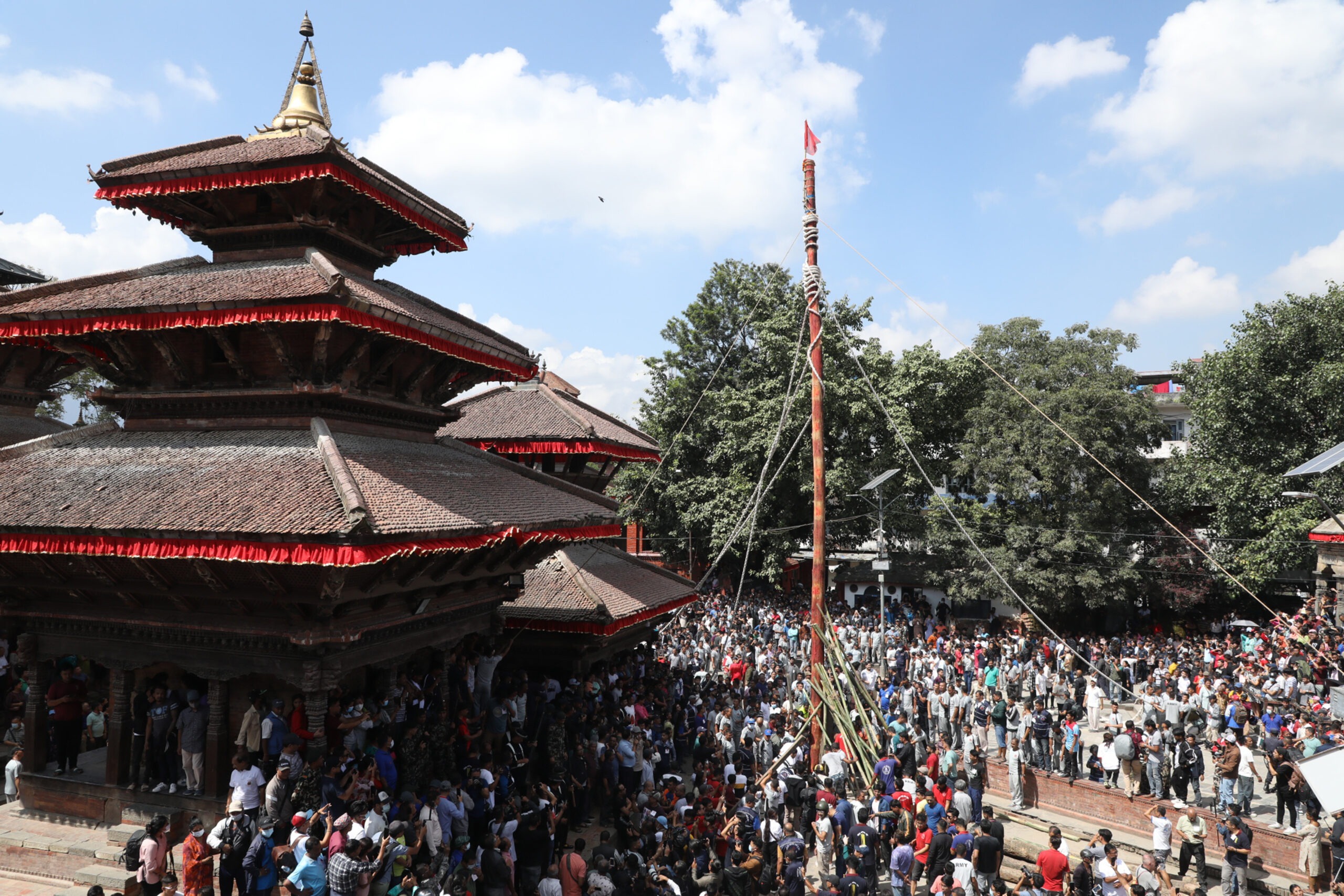 इन्द्रजात्राको लिङ्गो ठड्याइयो (फाेटाेफिचर)