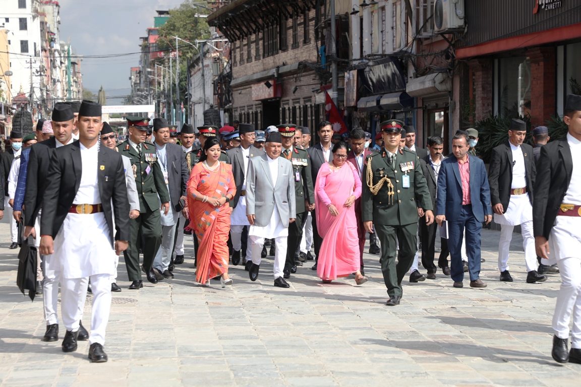 इन्द्रजात्रा हेर्न जुद्ध शालिकबाट हिँडेरै पुगे राष्ट्रपति पौडेल वसन्तपुर