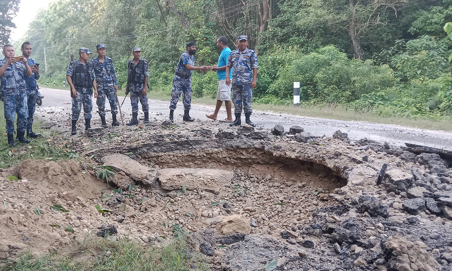 बम विष्फोटबाट राजमार्गमा क्षति