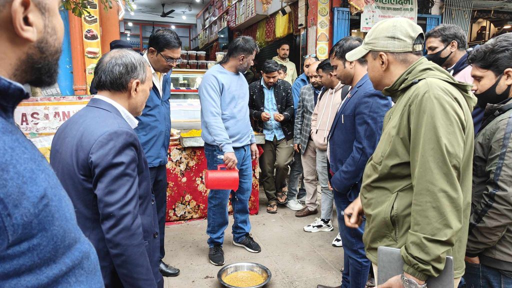 वीरगंजका एक दर्जन पसलहरुमा अनुगमन, सचेत गराउँदै लेभल विनाकाे सामग्री नष्ट गरियाे