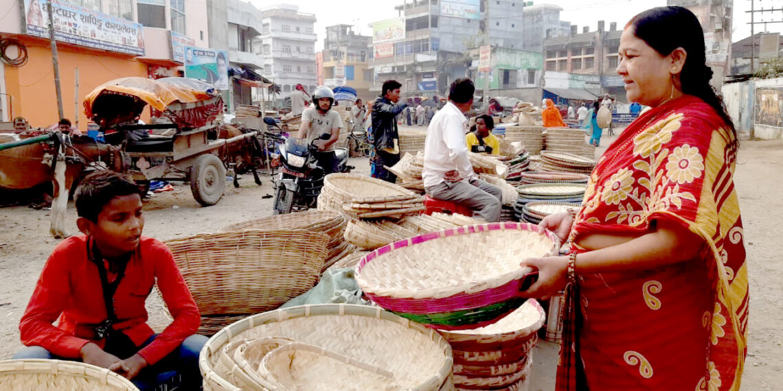 तामा, पित्तलको सामानले गर्दा परम्परागत बाँसको दौरा सुपलीको प्रयोगमा कमि, व्यापार संकटमा