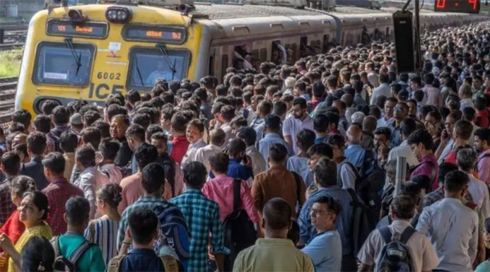 मुम्बईमा चलिरहेको ट्रेनबाट १० जना यात्रु खस्दा १ जनाको मृत्यु