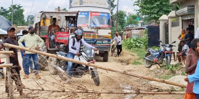 अलपत्र सडकको माग गर्दै चक्काजाम
