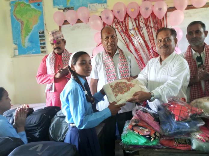 नेसनल एकेडेमीद्वारा श्री सारदा विद्यालयका छात्राहरुलाई पोशाक वितरण