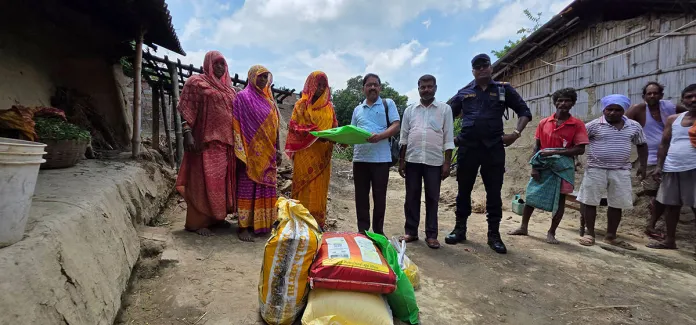 आगलागी पीडितलाई राहत वितरण