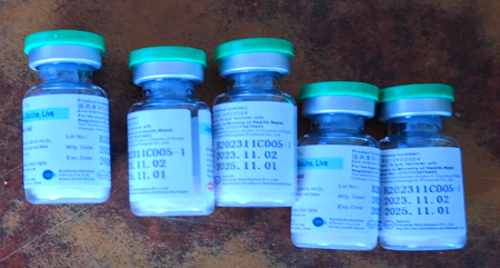 बालबालिकाको स्वास्थ्यसँग खेलबाड : चन्द्रपुरमा म्याद सकिएको खोप फेला, स्थानीयहरु आक्रोशित