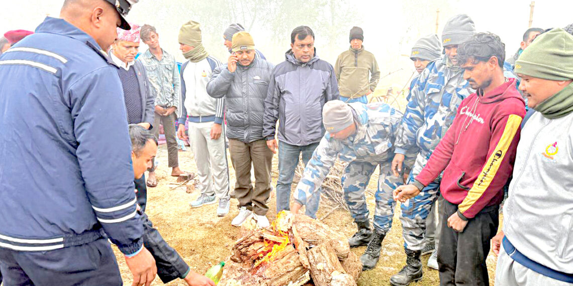 बढ्दो चिसोबाट राहत दिन रौतहटमा सार्वजनिक स्थानमा दाउरा वितरण