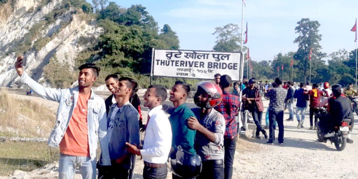 ठोरीमा पर्यटकको चहलपहल बढ्दो, आन्तरिक र बाह्य आगमनले पर्यटन व्यवसायमा उत्साह