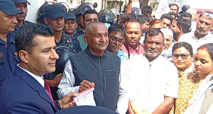 ओली–लेखक पक्राउविरुद्ध एमाले पर्साद्वारा जिल्ला प्रशासनमा ज्ञापन पत्र बुझाइयो