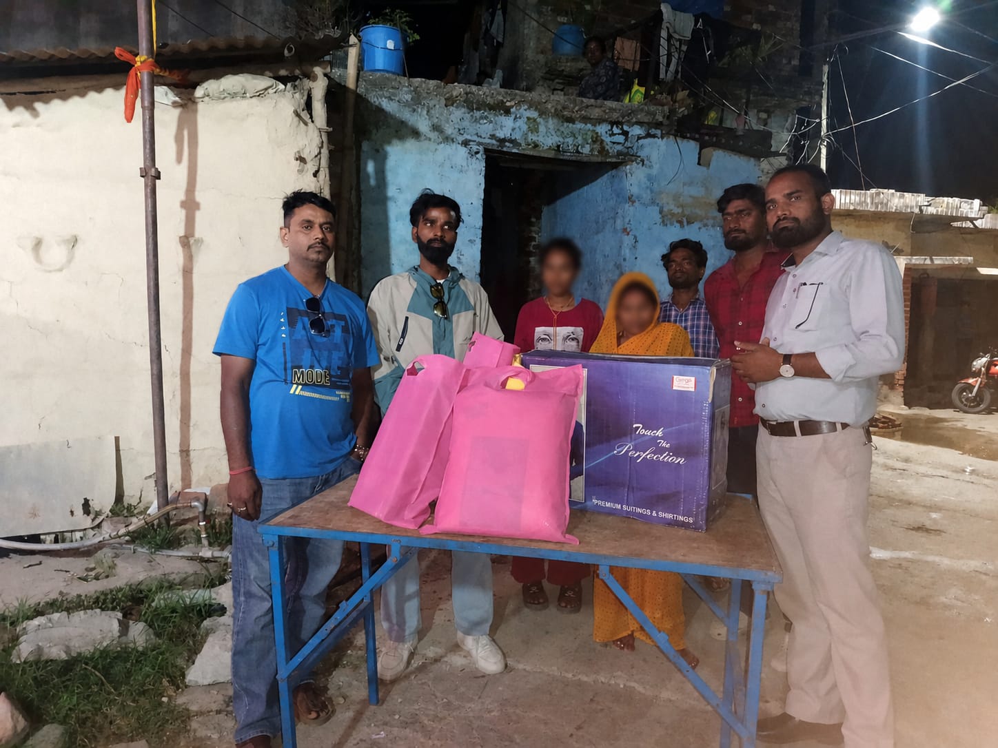 लक्ष्मणवामा विपन्न परिवारको छोरीको छेकामा कानु युथद्वारा कपडा–लत्ता सहयोग