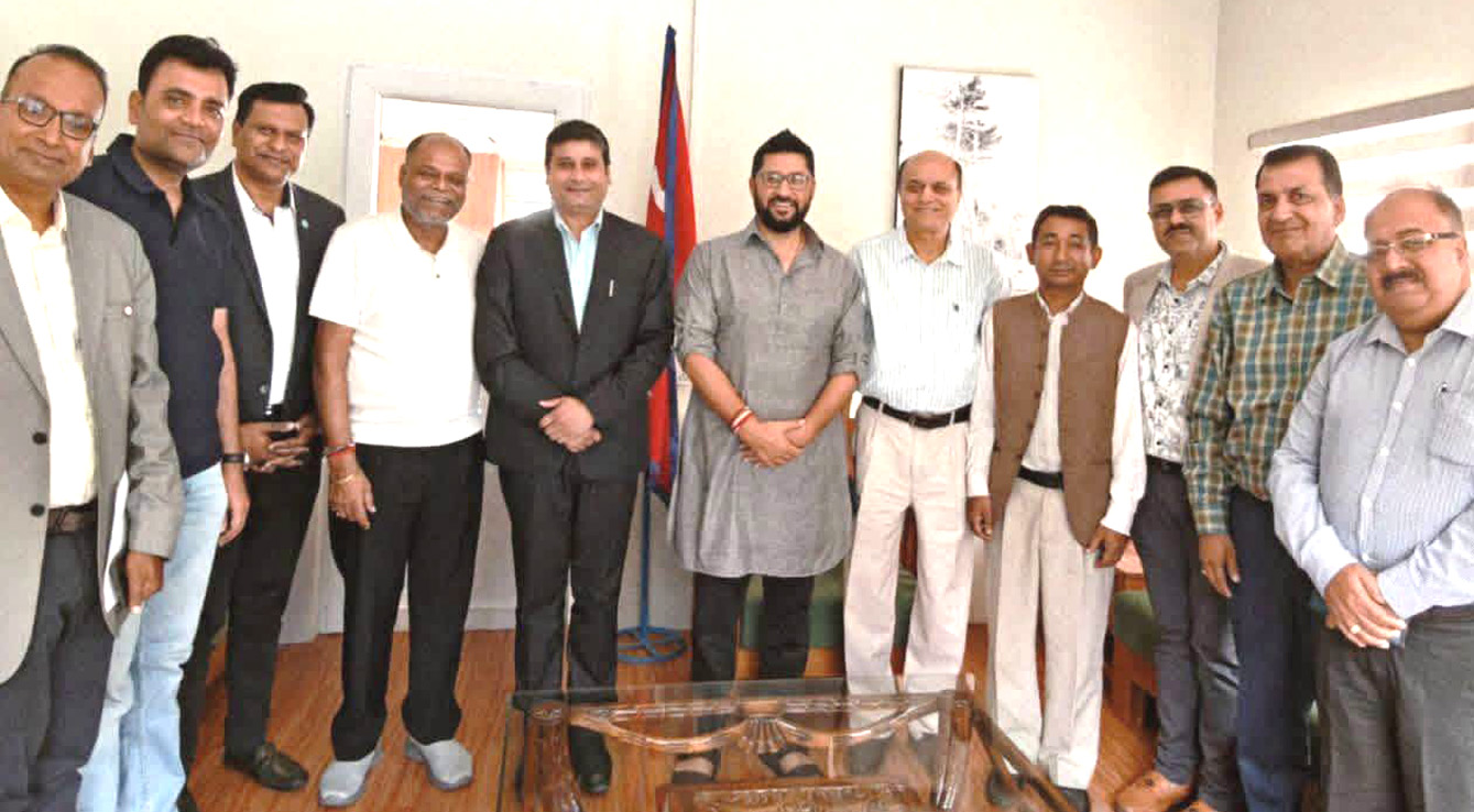 ‘उद्योग जोगिए मात्रै अर्थतन्त्र बलियो बन्छ’ भन्दै वीरगञ्जका उद्योगी–व्यवसायीले रवि लामिछानेलाई बुझाए ९ बुँदे ध्यानाकर्षण पत्र