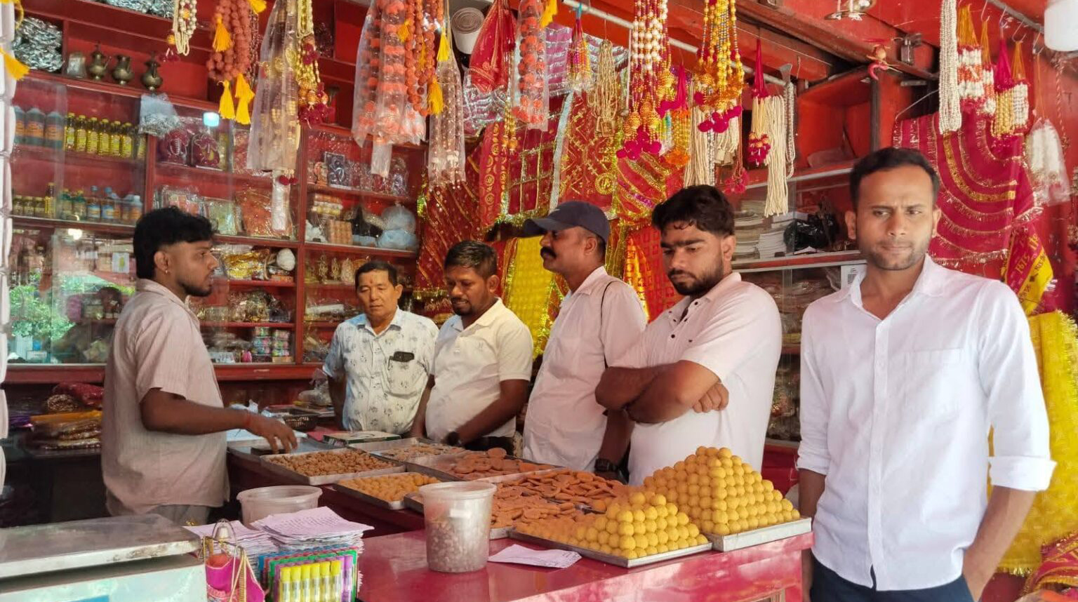 गहवामाई मन्दिर क्षेत्रमा बजार अनुगमन : २५ केजी गुणस्तरहीन लड्डु नष्ट, तीन मिठाई पसललाई २०–२० हजार जरिवाना