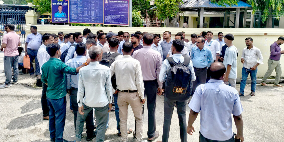 कर्मचारीमाथि कुटपिटको विरोधमा कालिकामाई गाउँपालिका तीन दिनदेखि ठप्प, जाहेरी दर्ताको माग गर्दै धर्ना