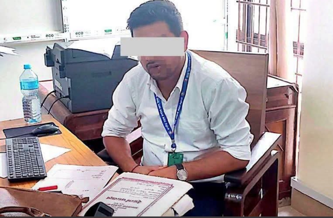 घुसकाण्डमा लहान आन्तरिक राजस्व कार्यालयका कर अधिकृत पक्राउ, साथमा ५ लाख रुपैयाँ बरामद