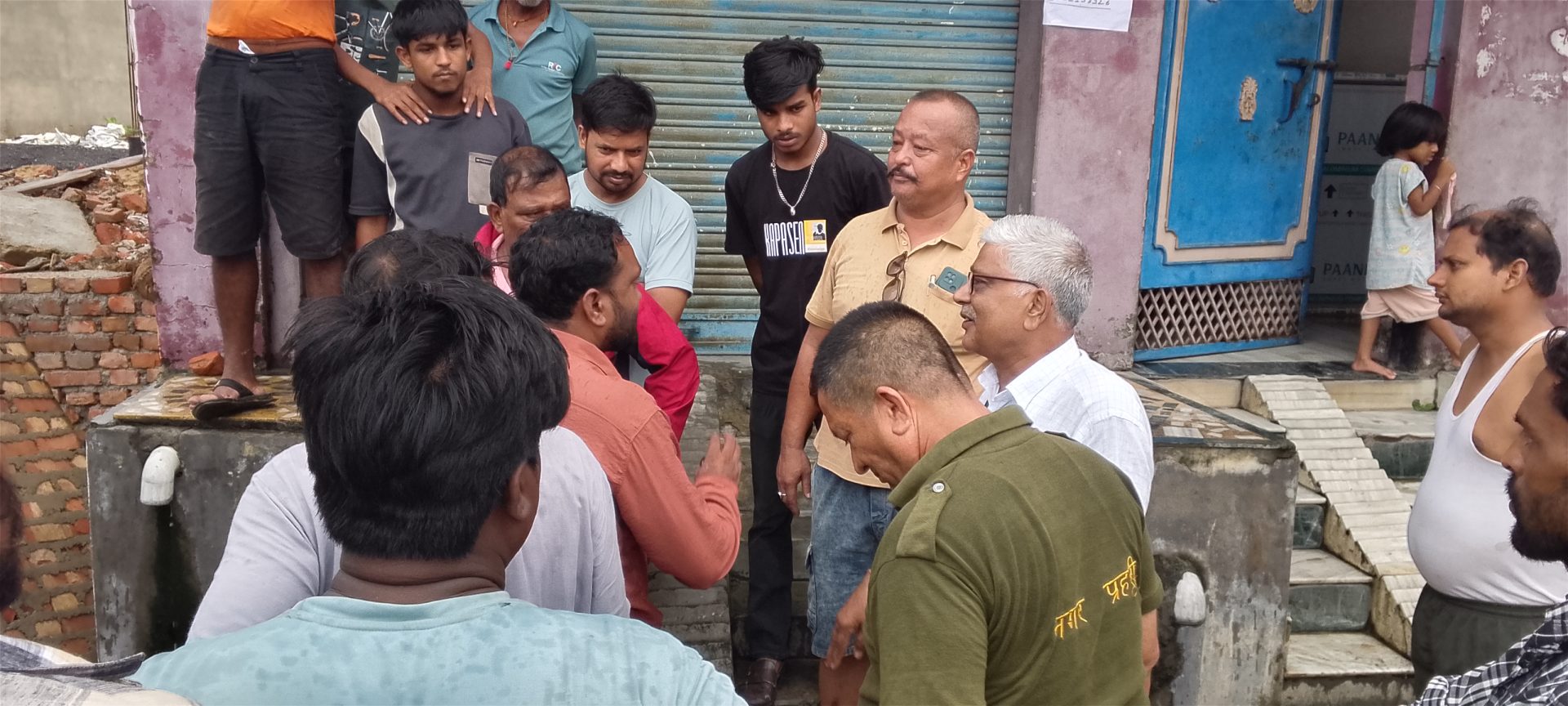 ४ महिनादेखि सार्वजनिक बाटाे बन्द गरी घर निर्माण, महानगर रमिता हेर्दै